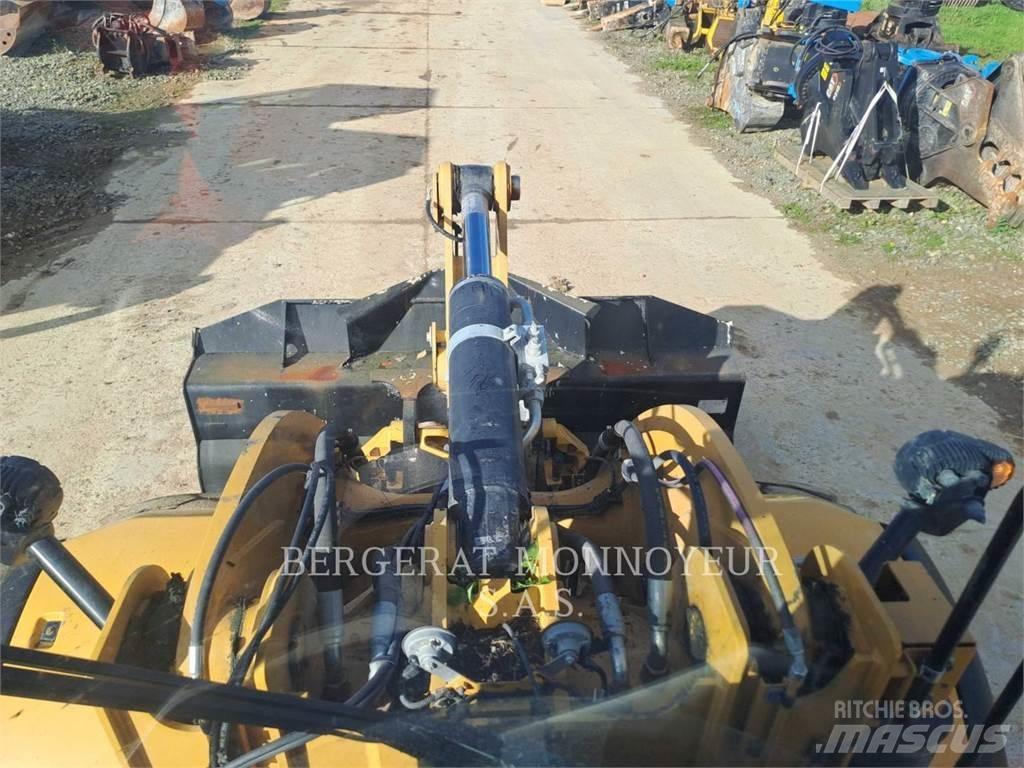 CAT 930M Gumikerekes homlokrakodók