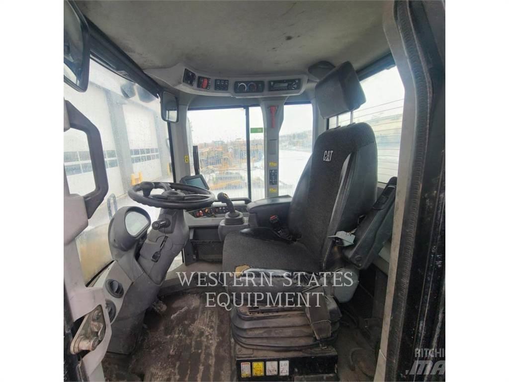 CAT 930M Gumikerekes homlokrakodók