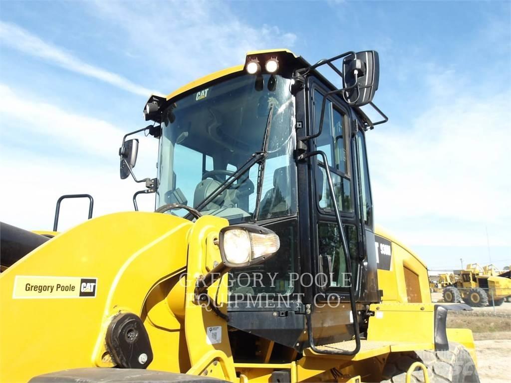 CAT 930M Gumikerekes homlokrakodók