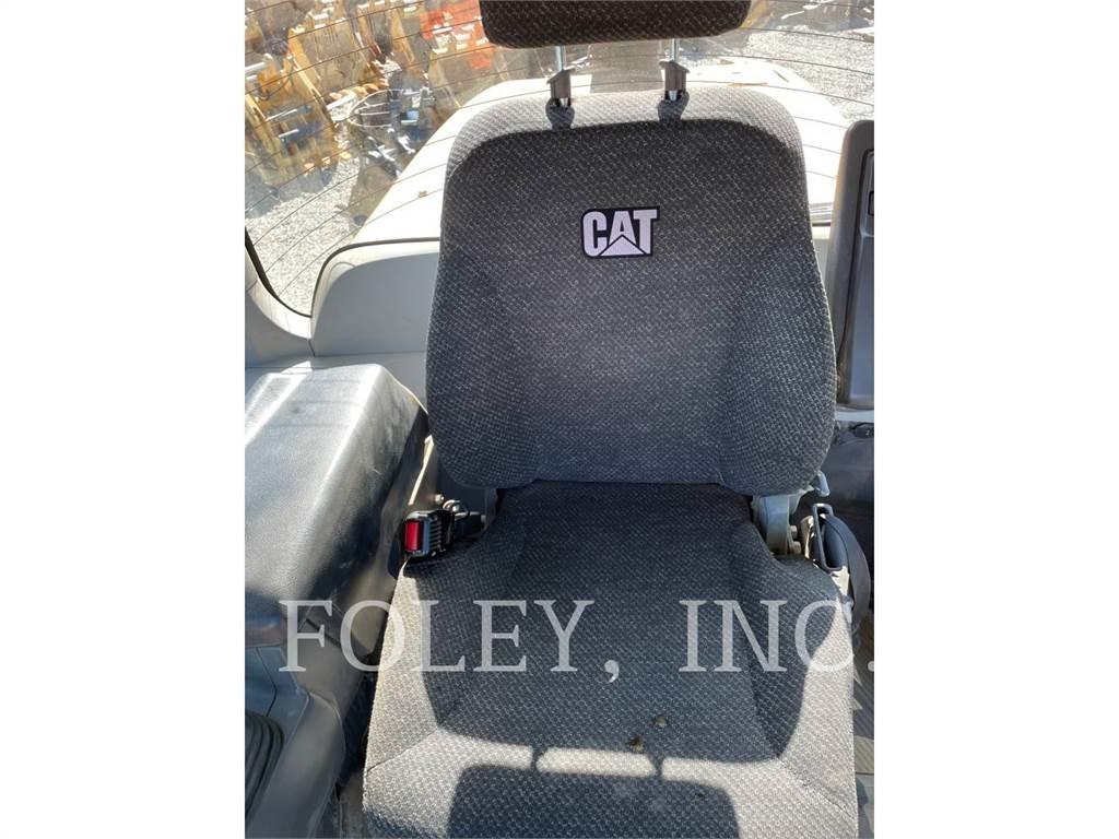 CAT 930M Gumikerekes homlokrakodók