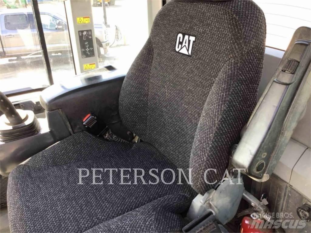 CAT 930M Gumikerekes homlokrakodók