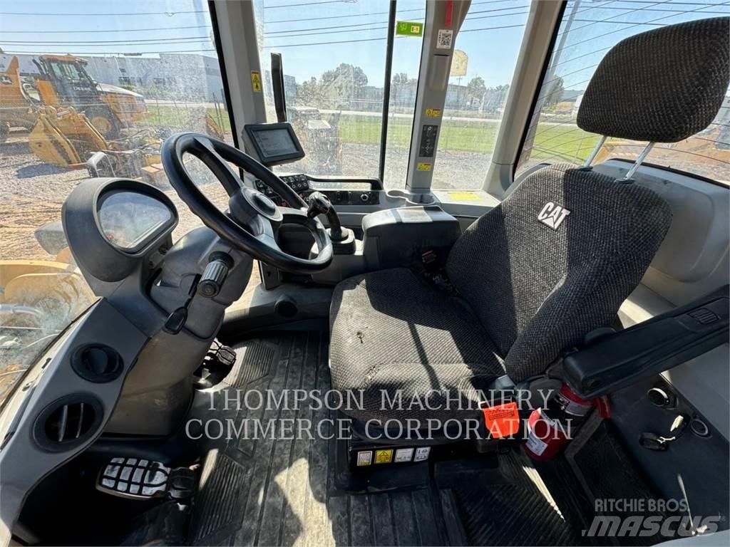 CAT 930M Gumikerekes homlokrakodók