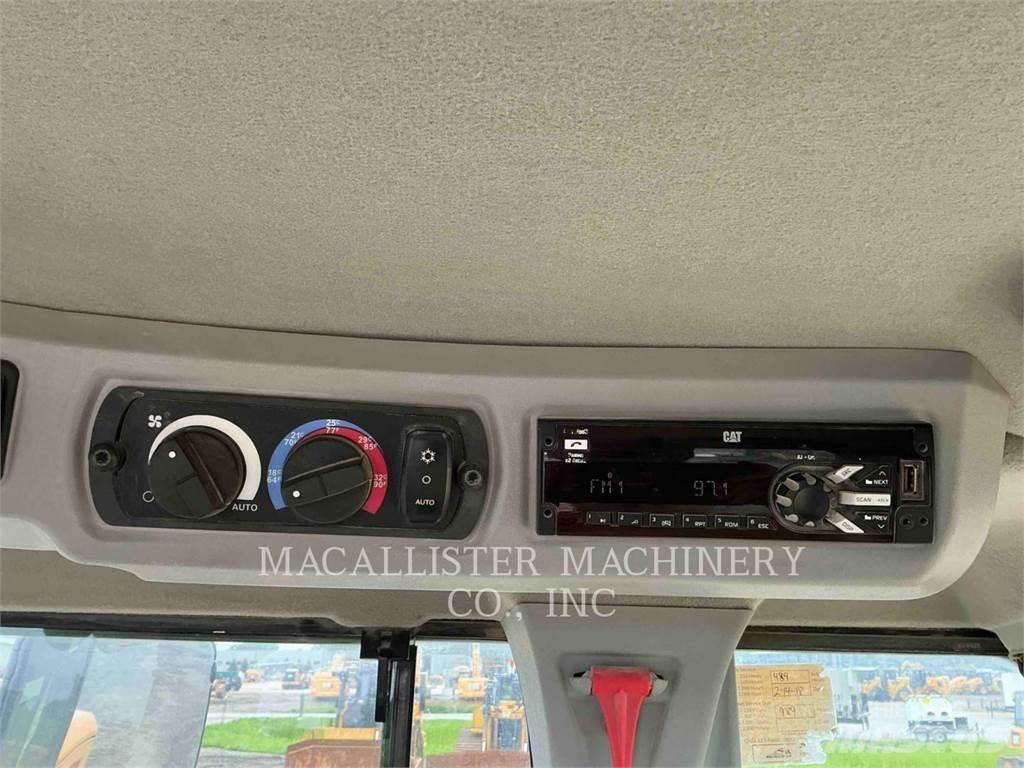 CAT 930M Gumikerekes homlokrakodók