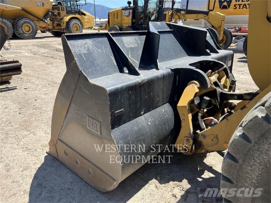 CAT 930M Gumikerekes homlokrakodók