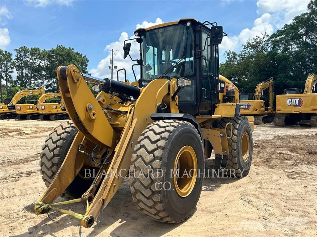 CAT 930M Gumikerekes homlokrakodók