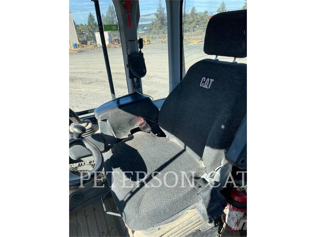 CAT 930M Gumikerekes homlokrakodók