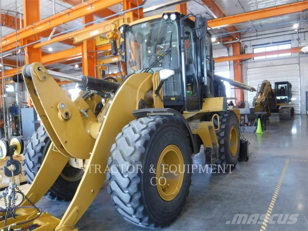 CAT 930M Gumikerekes homlokrakodók