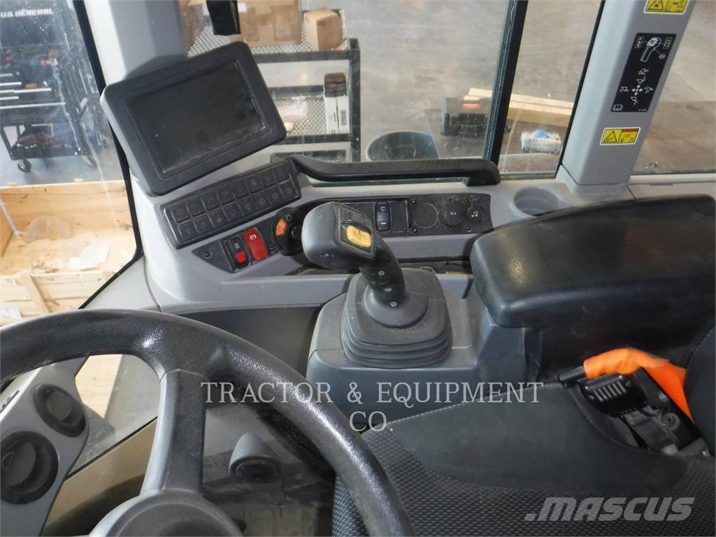 CAT 930M Gumikerekes homlokrakodók