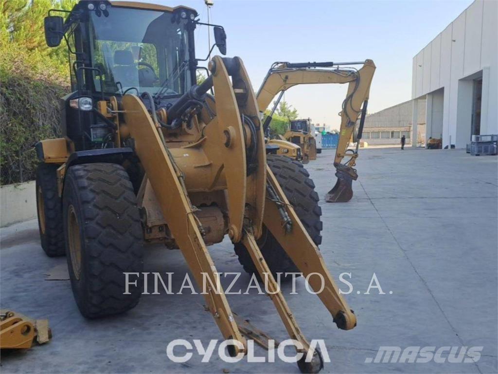CAT 930M Gumikerekes homlokrakodók