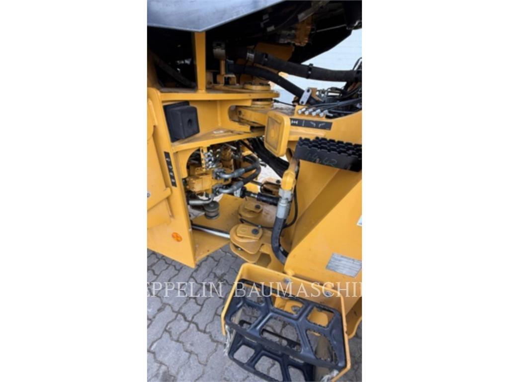 CAT 930M Gumikerekes homlokrakodók