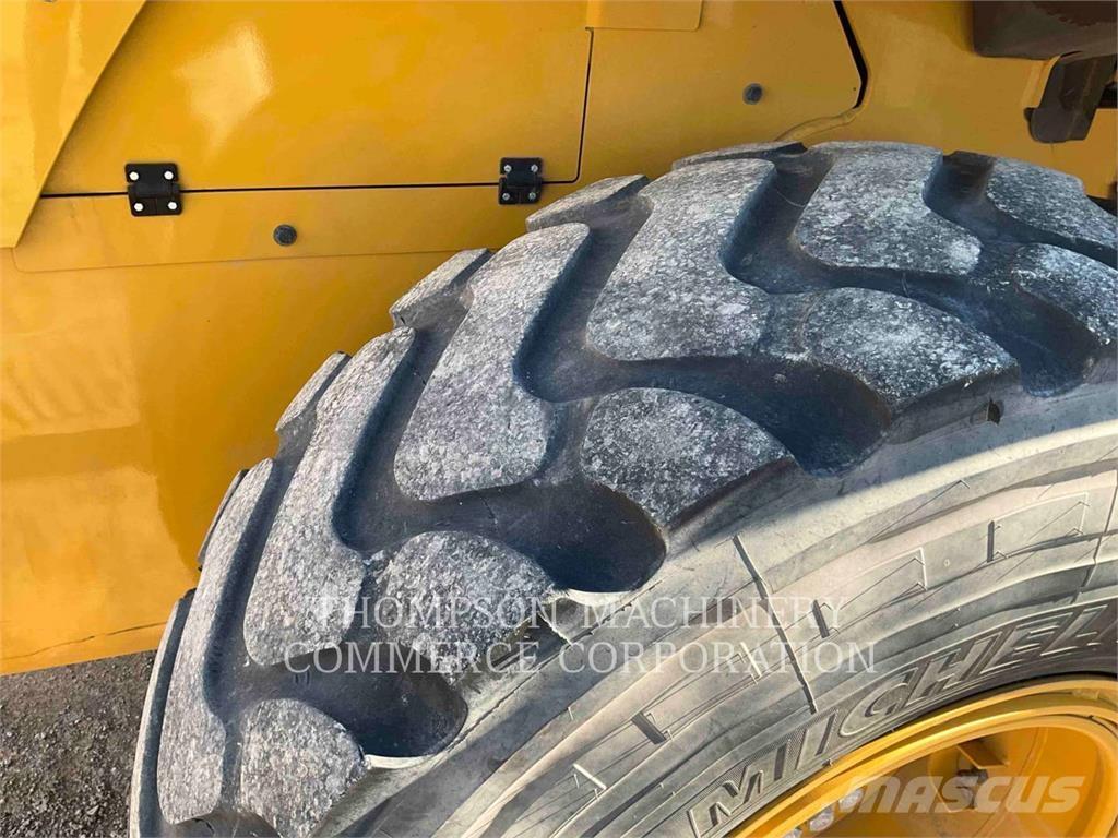 CAT 930M Gumikerekes homlokrakodók