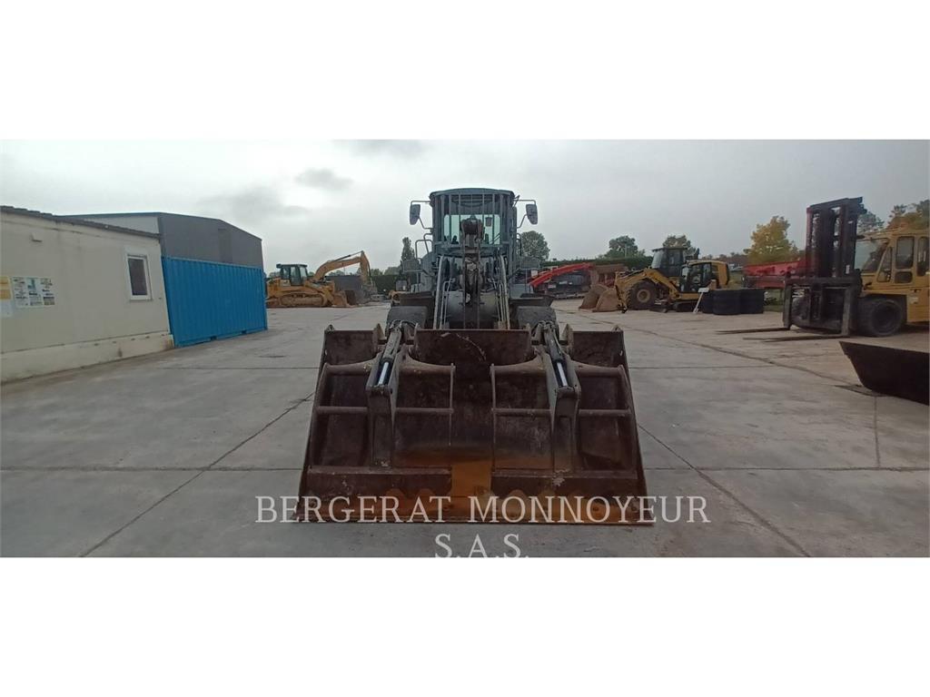 CAT 930M Gumikerekes homlokrakodók