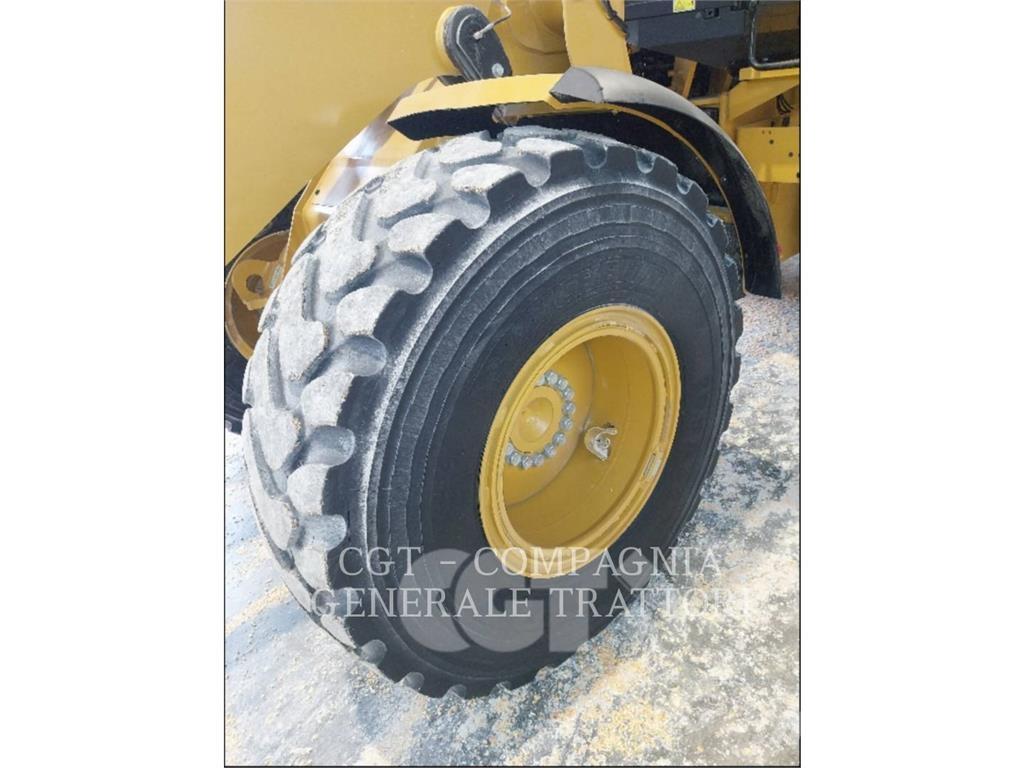CAT 930M Gumikerekes homlokrakodók