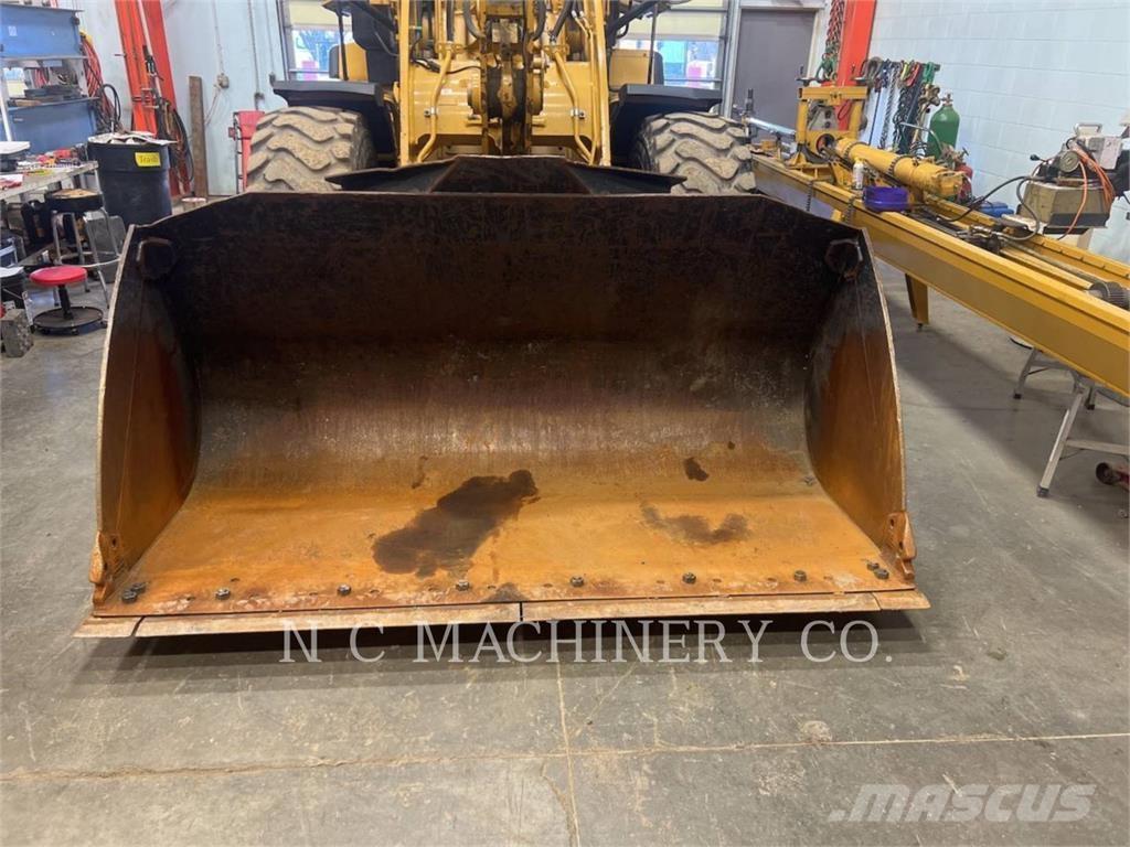 CAT 930M Gumikerekes homlokrakodók