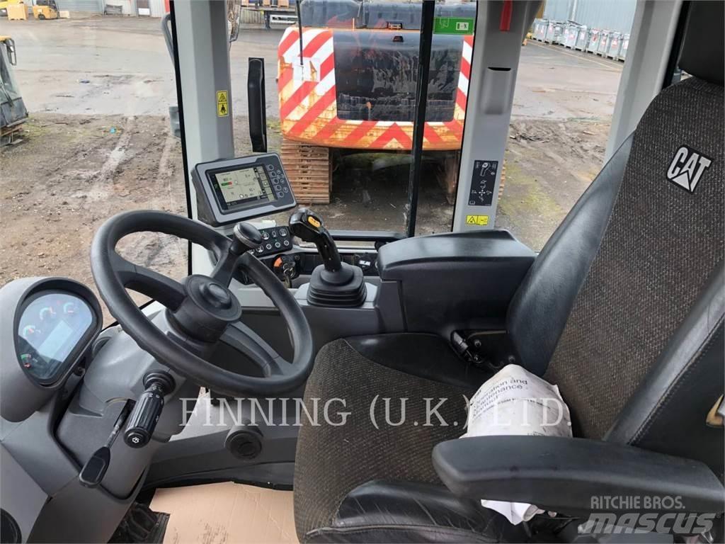 CAT 930M Gumikerekes homlokrakodók