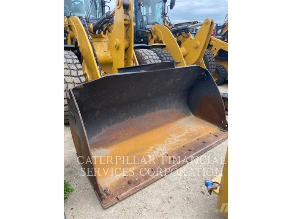 CAT 930M Gumikerekes homlokrakodók