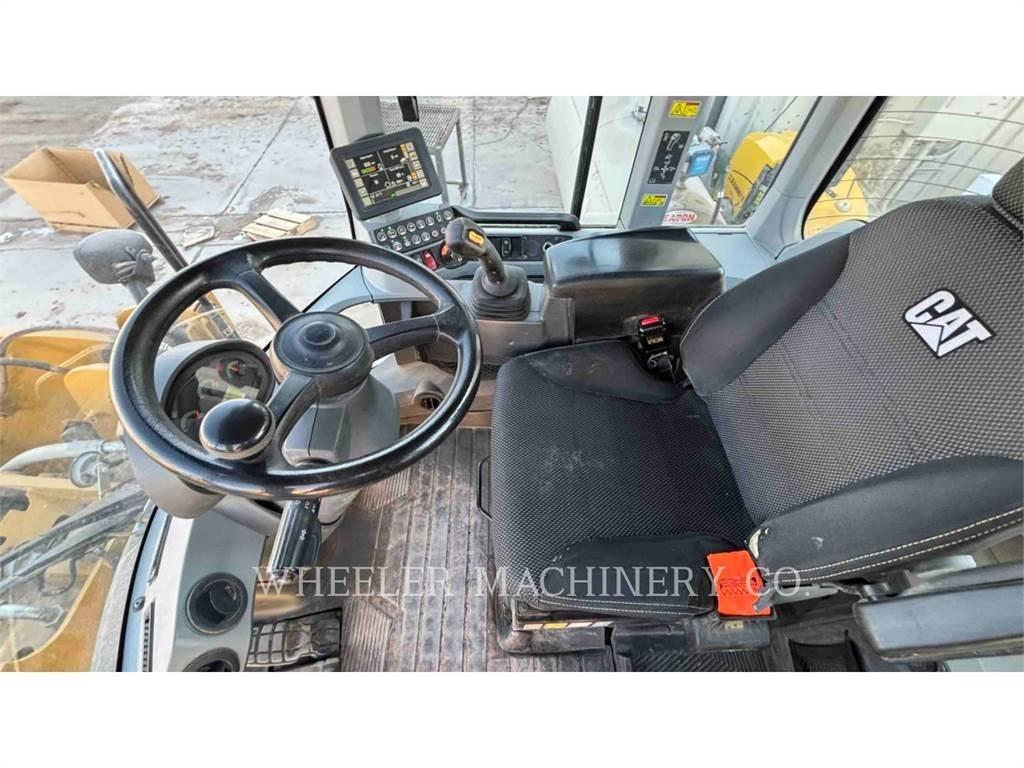 CAT 930M QC Gumikerekes homlokrakodók