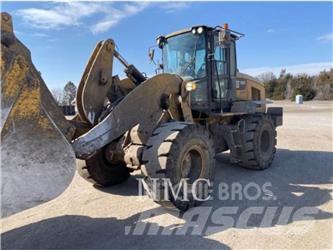 CAT 938M Gumikerekes homlokrakodók
