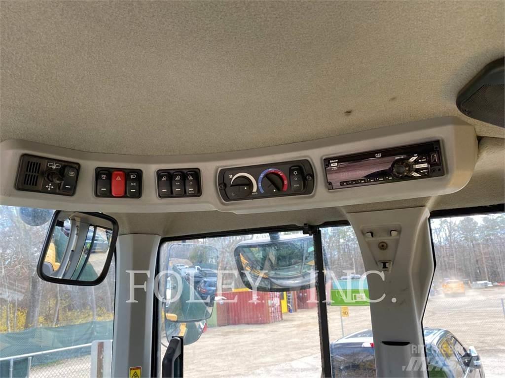 CAT 938M Gumikerekes homlokrakodók