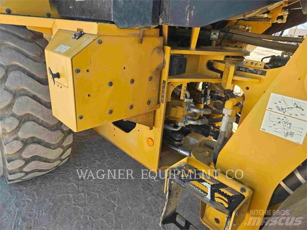 CAT 938M Gumikerekes homlokrakodók