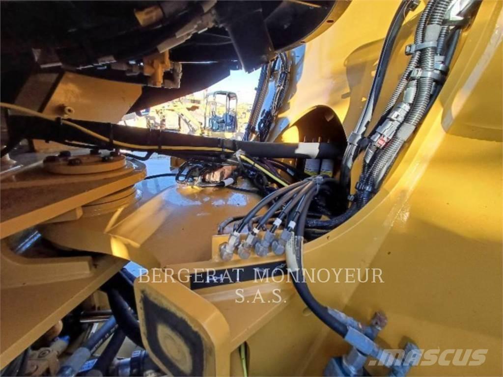 CAT 938M Gumikerekes homlokrakodók