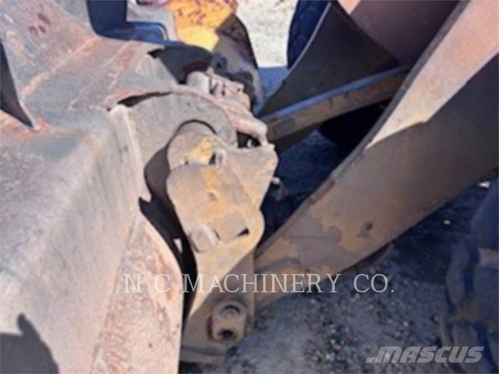 CAT 938M Gumikerekes homlokrakodók