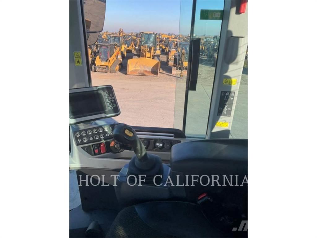 CAT 938M Gumikerekes homlokrakodók