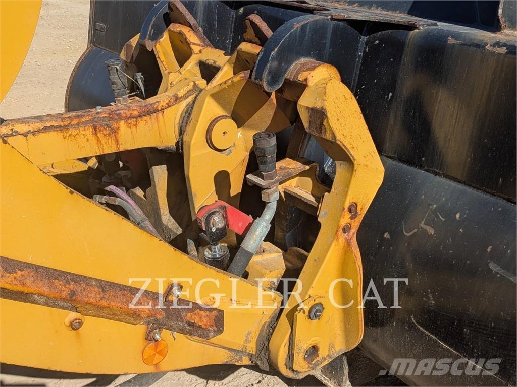 CAT 938M Gumikerekes homlokrakodók