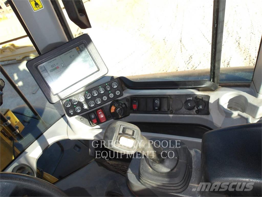 CAT 938M Gumikerekes homlokrakodók