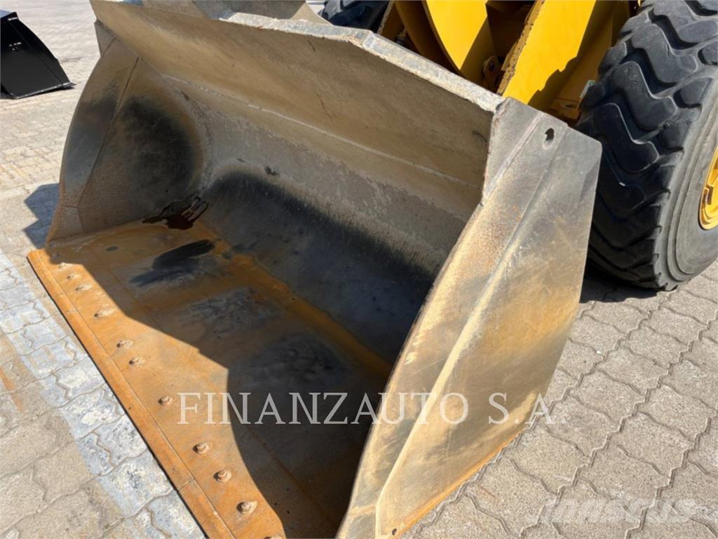 CAT 938M Gumikerekes homlokrakodók