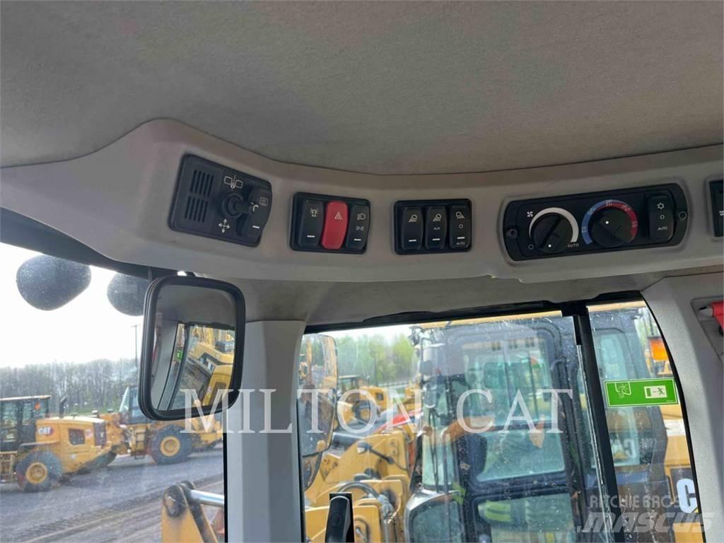 CAT 938M 2V Gumikerekes homlokrakodók