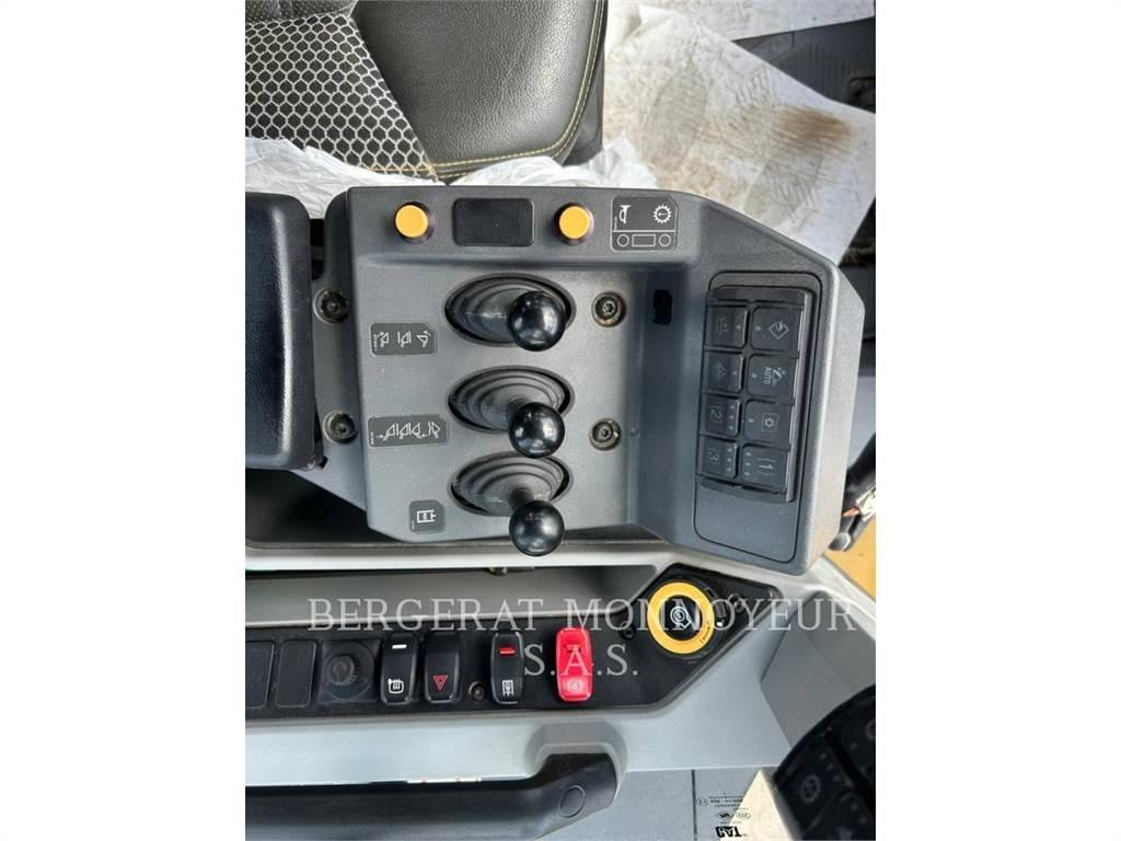 CAT 966 Gumikerekes homlokrakodók