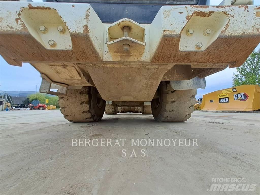 CAT 966M Gumikerekes homlokrakodók