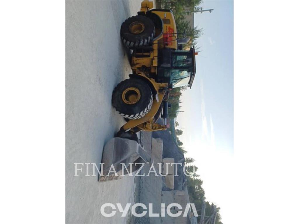 CAT 966M Gumikerekes homlokrakodók