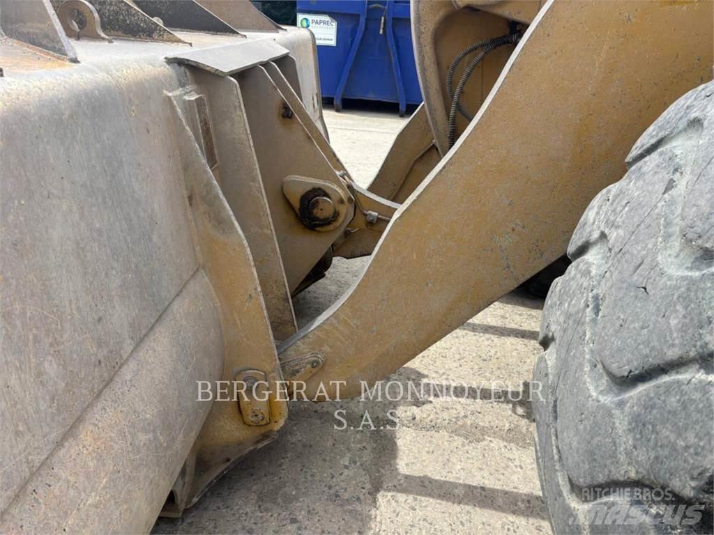 CAT 966M XE Gumikerekes homlokrakodók
