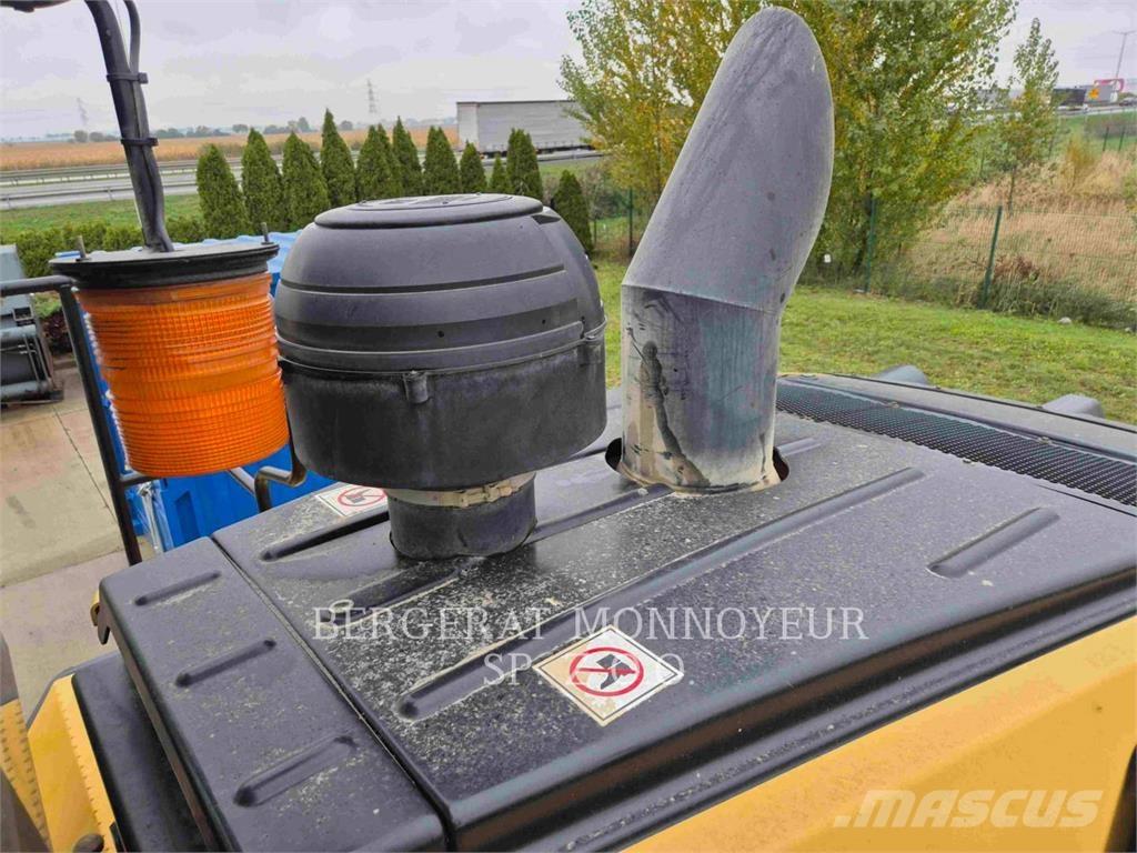 CAT 972 Gumikerekes homlokrakodók