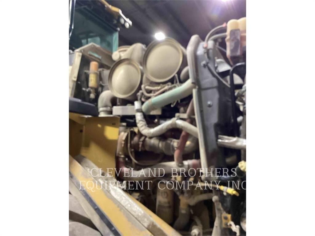 CAT 972M Gumikerekes homlokrakodók