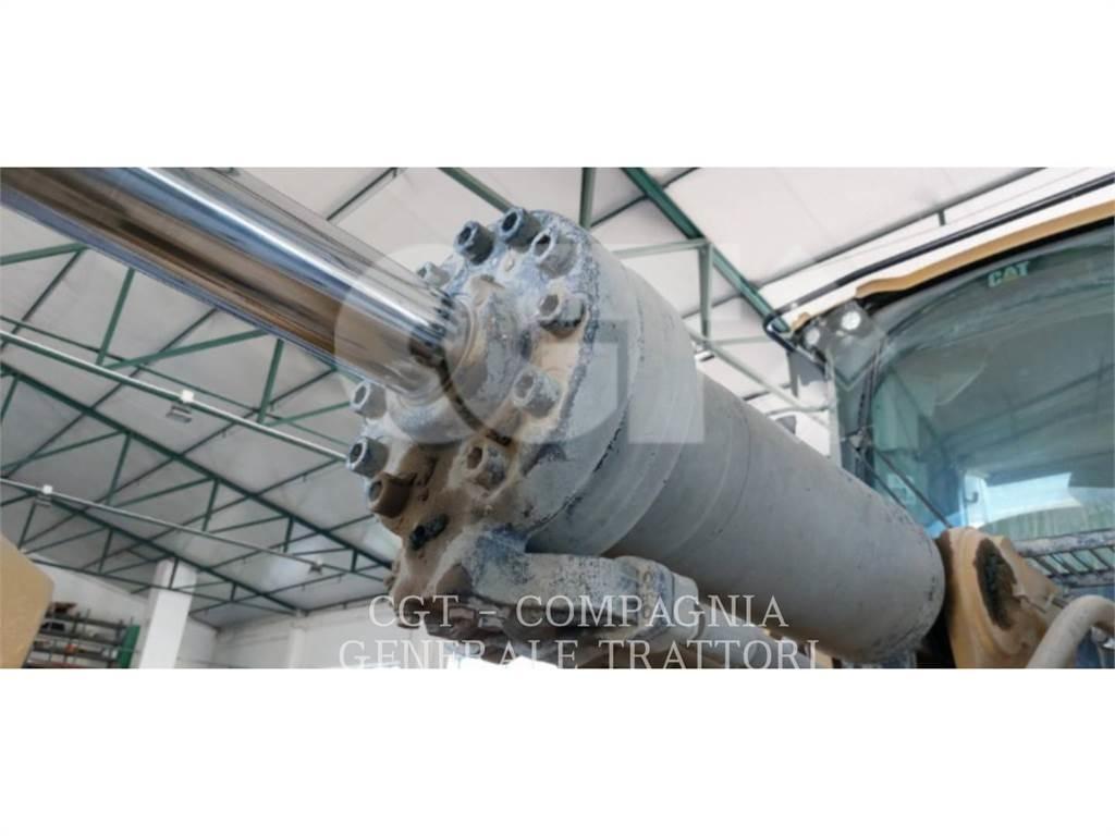 CAT 972M Gumikerekes homlokrakodók