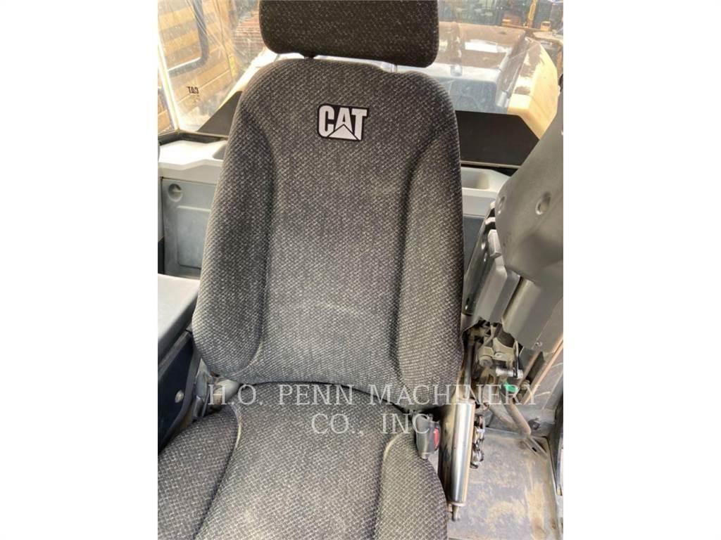 CAT 972M Gumikerekes homlokrakodók