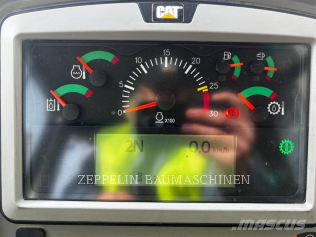 CAT 972M Gumikerekes homlokrakodók