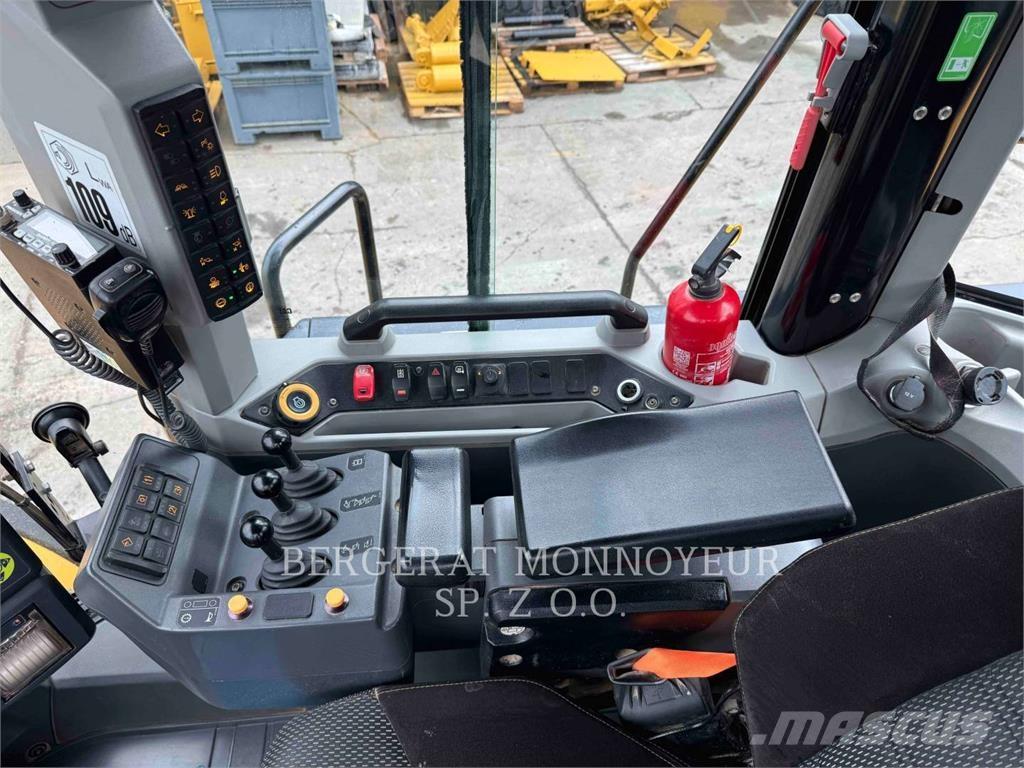 CAT 980 Gumikerekes homlokrakodók