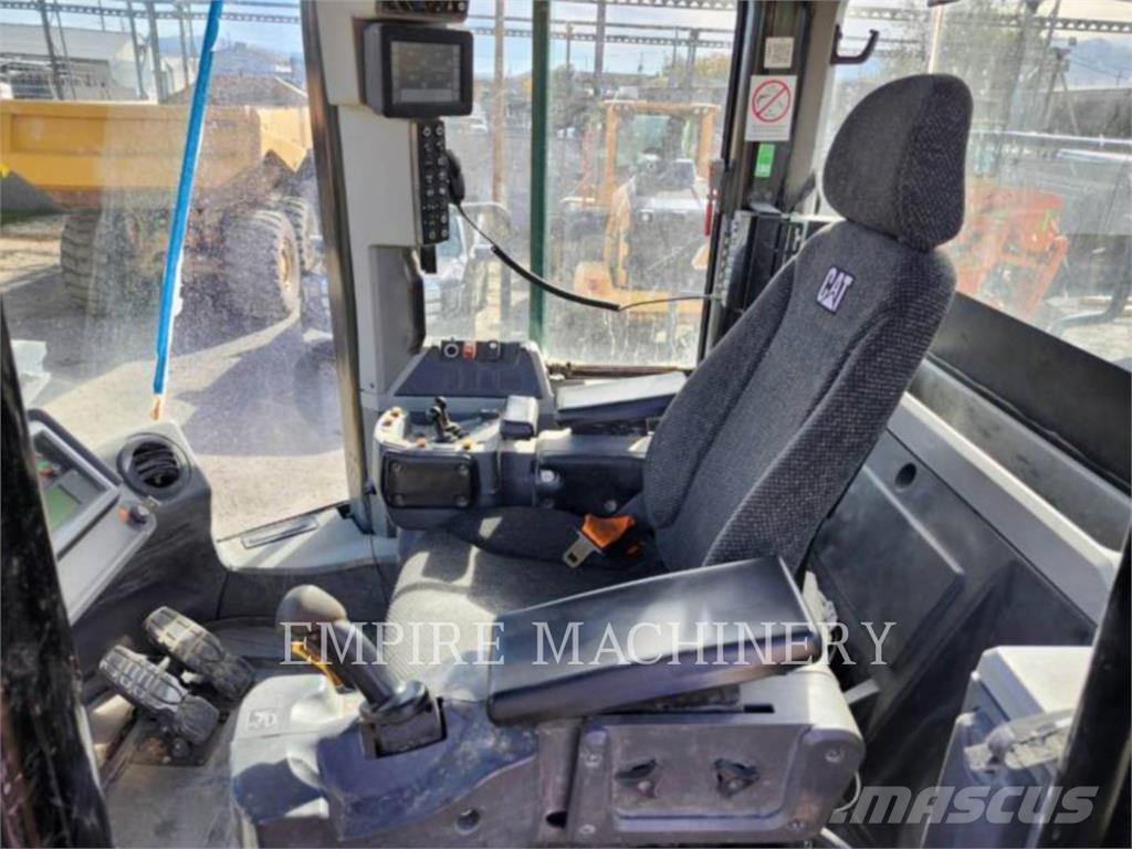 CAT 980M Gumikerekes homlokrakodók