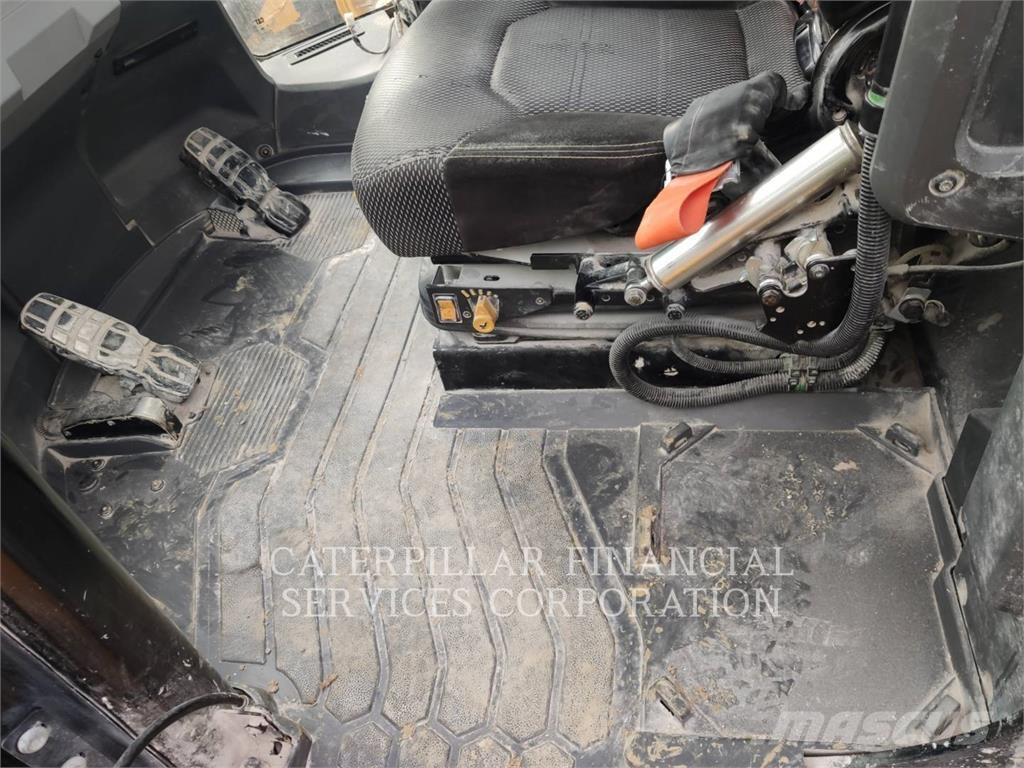 CAT 982-14XE Gumikerekes homlokrakodók