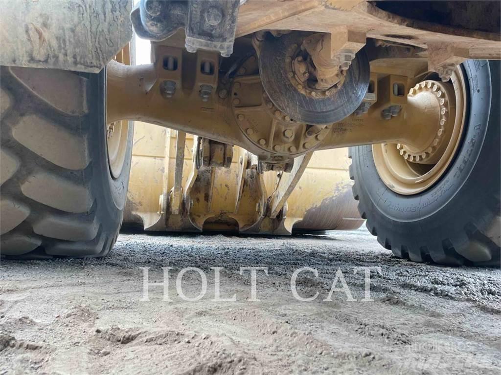 CAT 982M Gumikerekes homlokrakodók