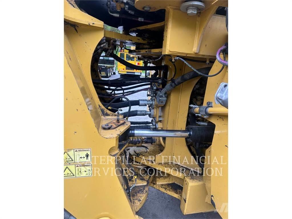 CAT 982M Gumikerekes homlokrakodók