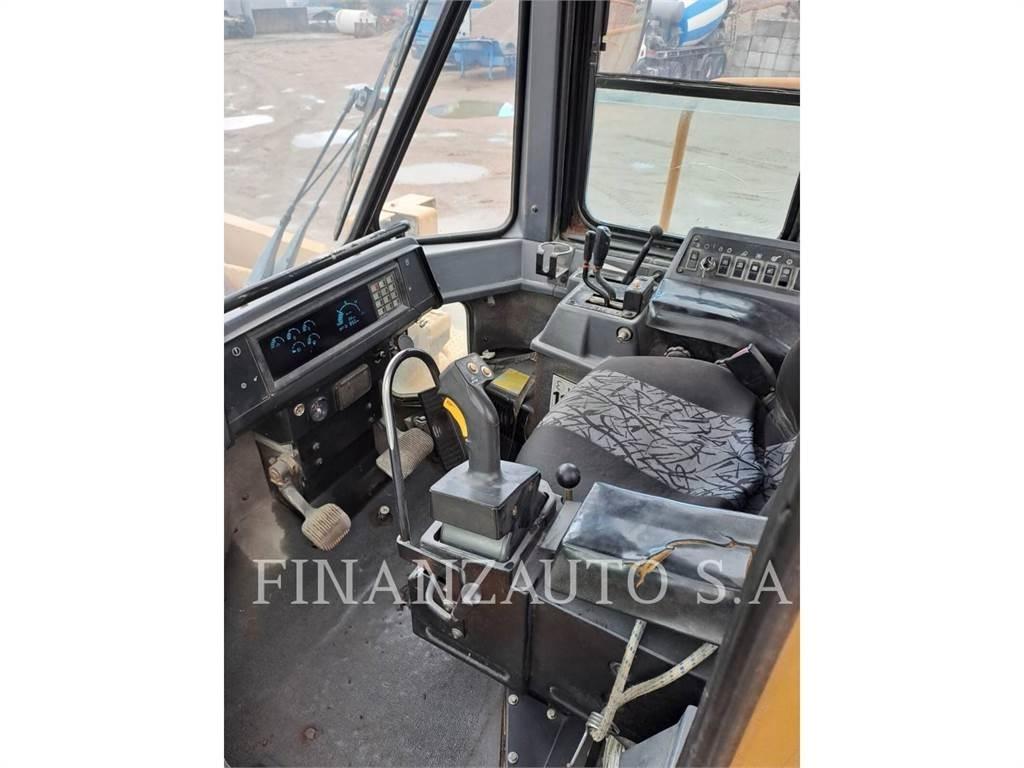 CAT 988F Gumikerekes homlokrakodók