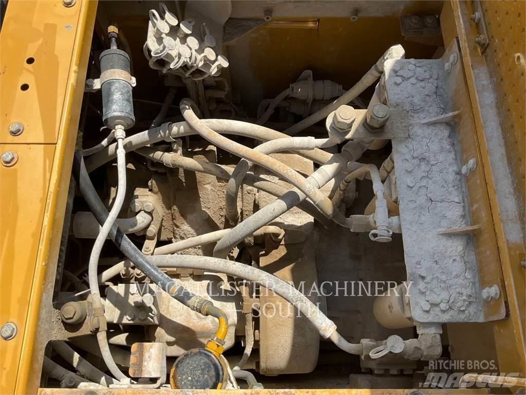 CAT 988H Gumikerekes homlokrakodók