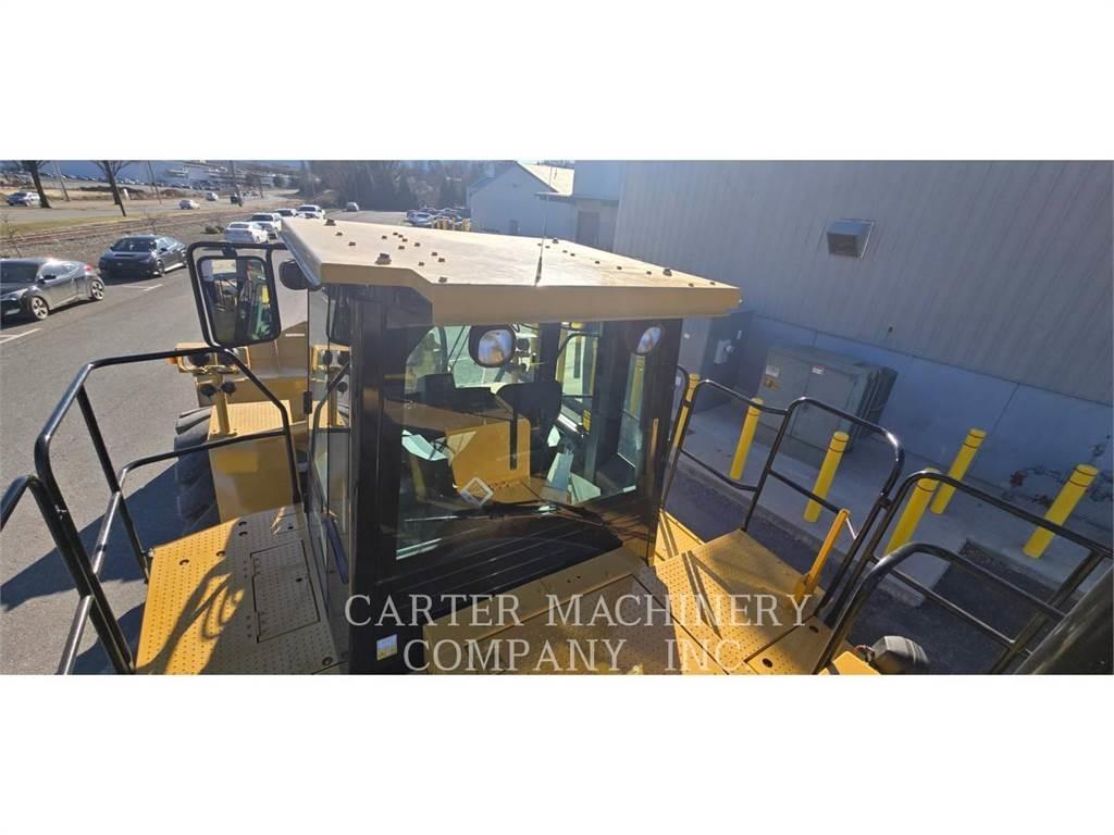 CAT 988H RBLD Gumikerekes homlokrakodók