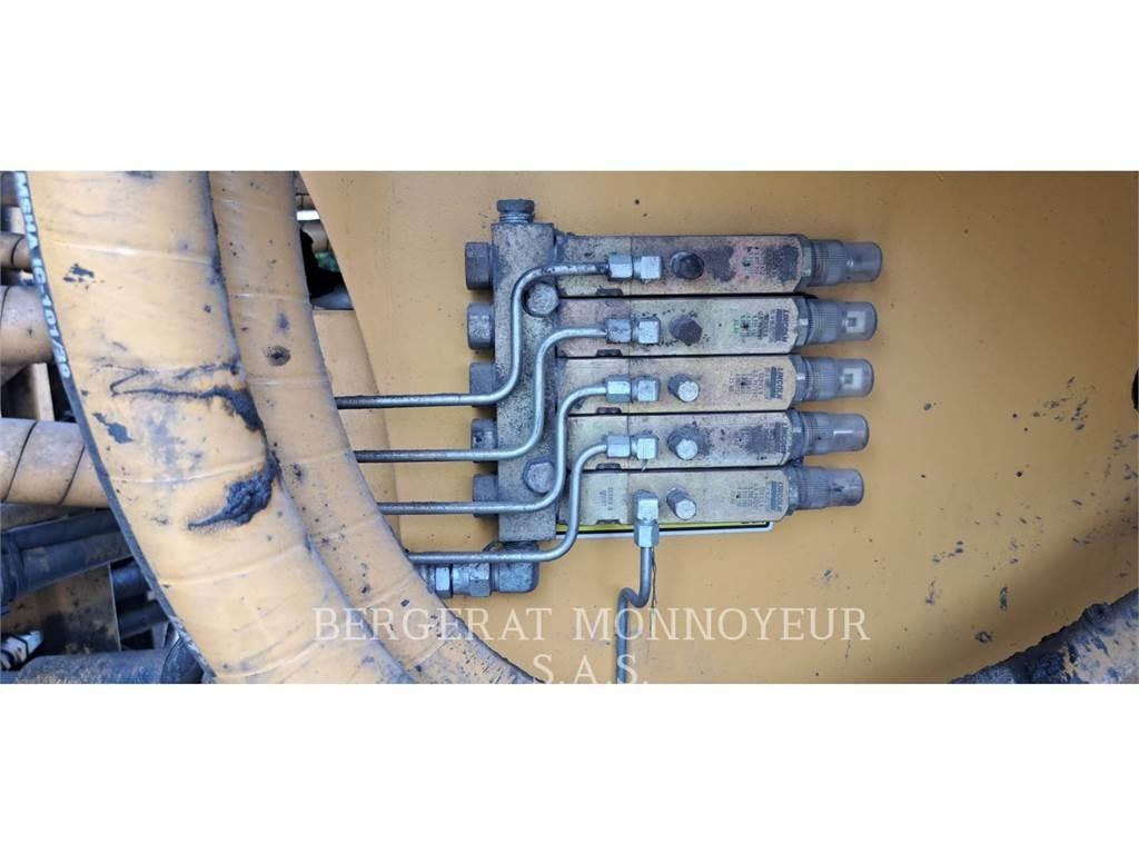 CAT 988K Gumikerekes homlokrakodók