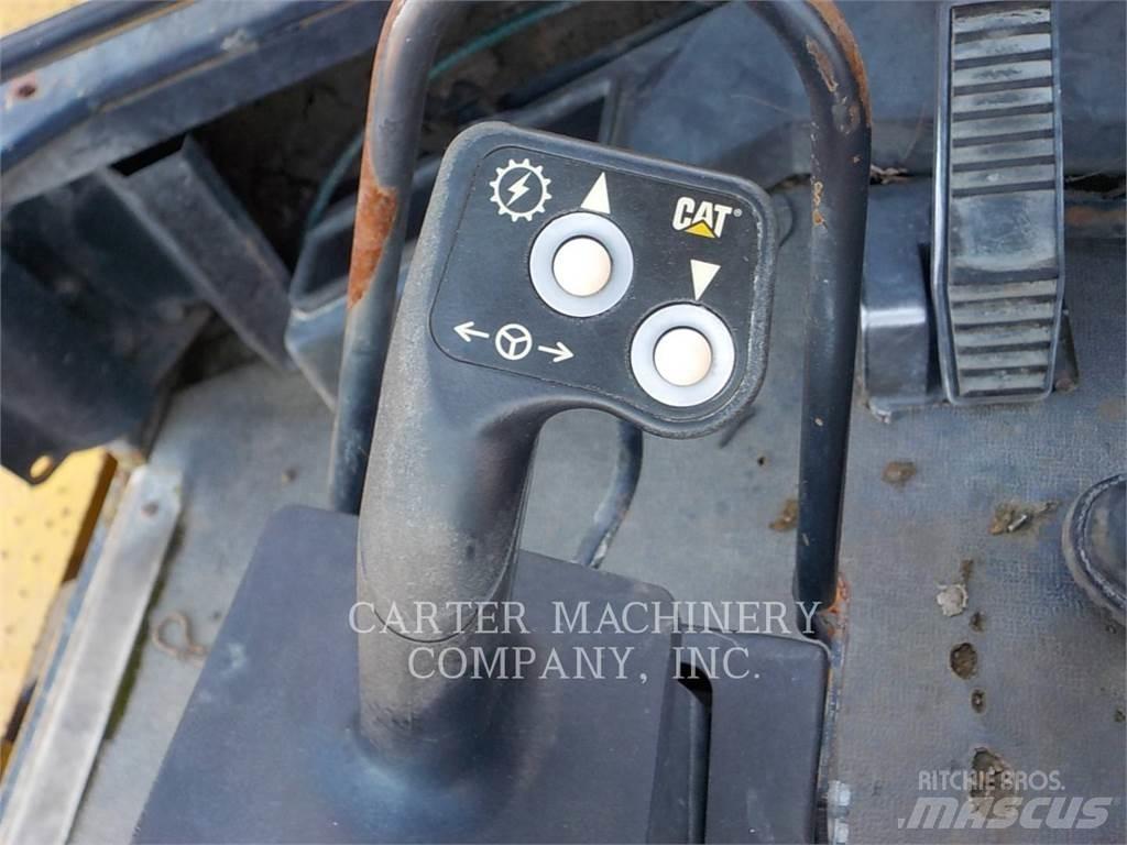 CAT 990 Gumikerekes homlokrakodók